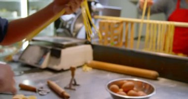 Erkek ve dişi baker pastane dükkanı 4 k makarna hazırlama