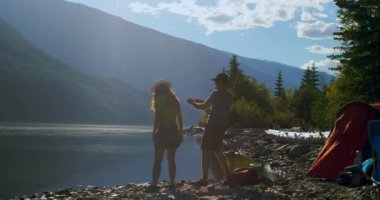 Riverside kırsal 4 k yakınındaki eğleniyor çift