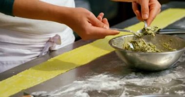 Erkek baker makarna hamur ekmek dükkan 4 k malzemeler koyarak
