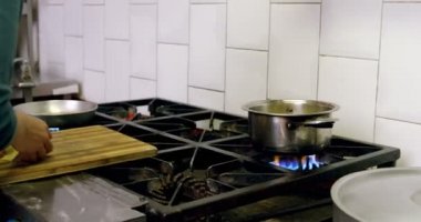 Özenli erkek baker pastane dükkanı 4 k makarna hazırlama