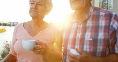 4 k evde balkonda duran kahve fincanı ile üst düzey çift