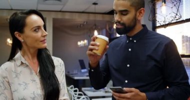 Yöneticiler Office 4 k dijital bir tablet üzerinde tartışıyor