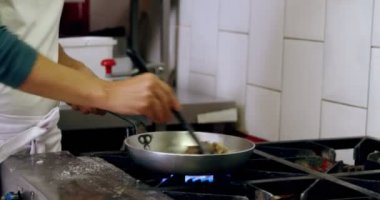 Erkek baker mutfak fırını dükkanında 4 k gıda hazırlama