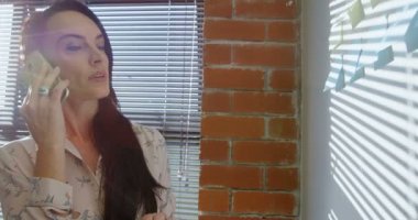 Kadın executive Office 4 k cep telefonunda konuşuyor