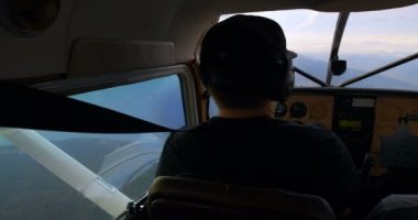 Arkadan Görünüş pilot uçan uçağın kokpit 4k içinde