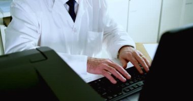 Laboratuvar 4 k Danışma çalışan erkek bilim adamı