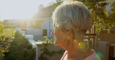 4 k arka bahçede duran kadın kıdemli yan görünüm