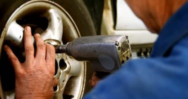 Tekerlek Cıvata 4 k garajında sıkma makinist