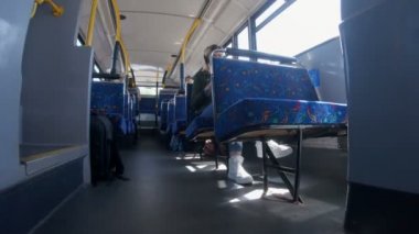 Kadın müzik dinleme düşük açılı görünümü bir veri yolu üzerindeki 