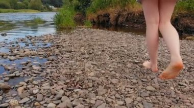 Nehir kenarında 4 k yürüyen kadın