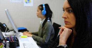 4 k ofiste bilgisayar üzerinde çalışan şirket yöneticileri