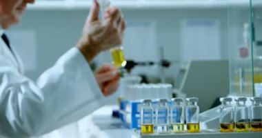 Erkek bilim adamı 4 k laboratuvarda deneme yan görünüm