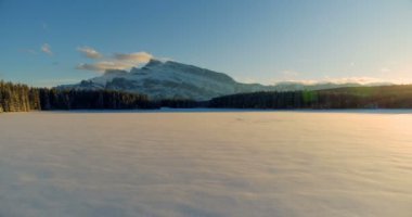 Kar manzara gün batımı 4 k kaplı.