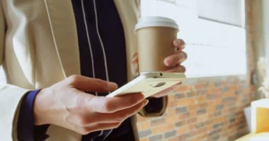 Orta bölüm cep telefonu kullanma office 4 k Yönetim Kurulu üyesiydi