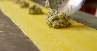 Erkek baker makarna hamur ekmek dükkan 4 k malzemeler koyarak