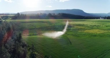 Kırsal kesimde yeşil ekili arazilerinin su sulama sisteminin havadan görünümü