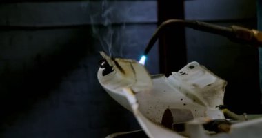 Bir araba wielding meşale kullanarak mekanik bölümünü Orta Bölüm 4 k