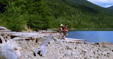 Uzun yürüyüşe çıkan kimse çift ayakta nehir kenarında 4k yakın yan görünüm