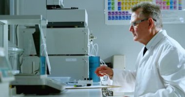 Bilgisayar laboratuvarında 4 k üzerinde erkek bilim adamı