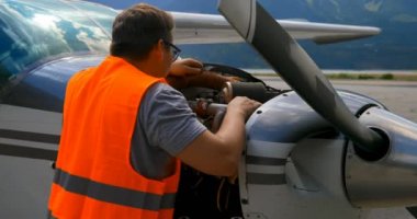 Uçak motoru hangar 4 k yakınındaki bakım mühendisi