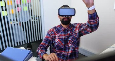 Sanal gerçeklik kulaklık kullanma office 4 k erkek Yöneticiler