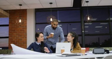 Yöneticiler office kafeteryasında 4 k masada dizüstü üzerinde tartışıyor