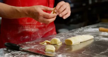 Orta bölümünü erkek baker pastane dükkanı 4 k makarna hazırlama