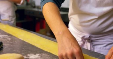 Erkek ve dişi baker pastane dükkanı 4 k makarna hazırlama