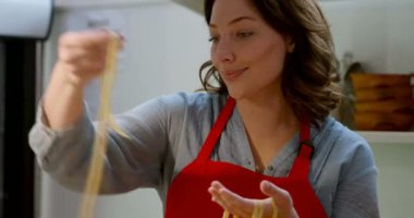 Bayan baker Makarna Makarna rafa pastane dükkanı 4 k üzerinde düzenleme