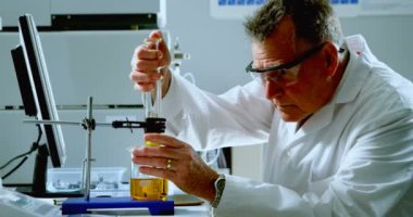 4 k laboratuvarda deneme özenli erkek bilim adamı