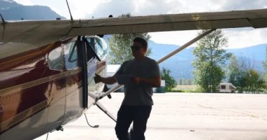 Mühendis uçak hangar 4 k, incelenirken dijital tablet kullanma