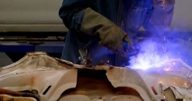 Mekanik onarım Garage 4 k araba parça üzerindeki wielding meşale kullanarak