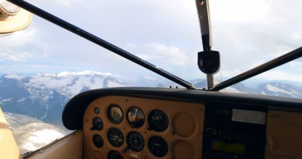 Cabeza Piloto Volando Aviones Sobre Montaña Cubierta Nieve — Vídeo de stock