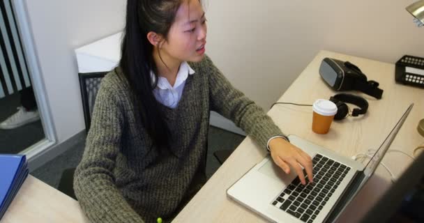 Hermosa Ejecutiva Femenina Usando Auriculares Realidad Virtual — Vídeo de stock