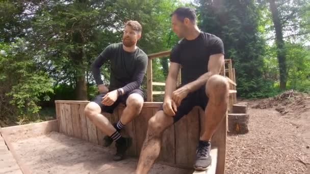 Fit Heren Ontspannen Hindernissenparcours — Stockvideo