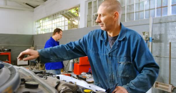 Mechanik Badanie Samochodu Garażu Naprawa — Wideo stockowe