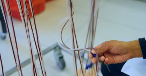 Primer Plano Del Técnico Laboratorio Analizando Bolsas Sangre — Vídeo de stock