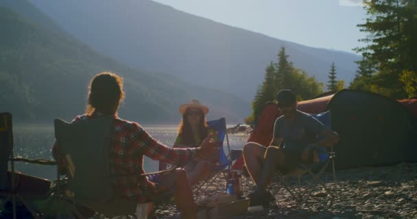 Groep Vrienden Camping Nabij Riverside Platteland — Stockvideo