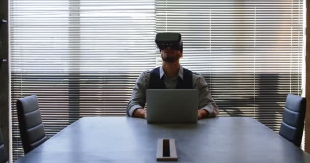 Αρσενικό Εκτελεστικό Χρησιμοποιώντας Φορητό Υπολογιστή Και Σετ Κεφαλής Εικονικής Πραγματικότητας — Αρχείο Βίντεο