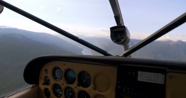 Close Janela Aeronaves Privadas Voando Sobre Montanhas — Vídeo de Stock