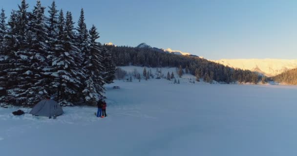 两个游客在帐篷附近积雪覆盖的景观4K — 图库视频影像