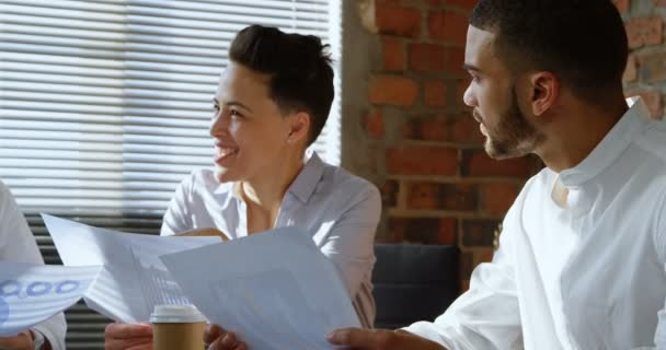 Ejecutivos Sonrientes Discutiendo Sobre Documento Oficina — Vídeos de Stock