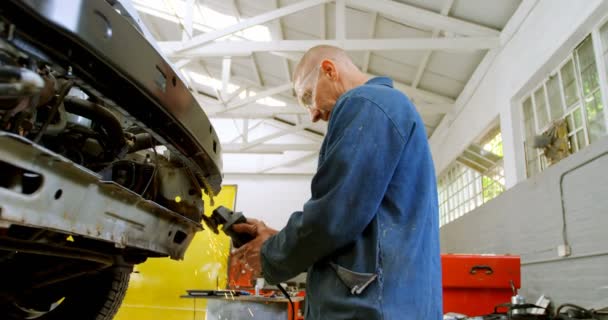 Mecânico Usando Máquina Moagem Carro Garagem Reparação — Vídeo de Stock