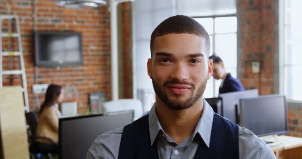 Mutlu Erkek Executive Office Kamera Bakıyor — Stok video