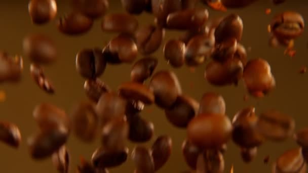 Primer Plano Caída Granos Café Sobre Fondo Marrón — Vídeos de Stock