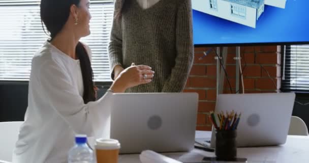 商务主管在家里的会议室握手4K — 图库视频影像
