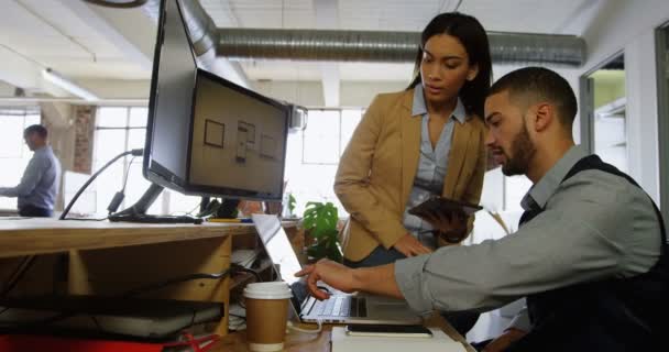 Exécutif discutant sur ordinateur portable au bureau 4k 