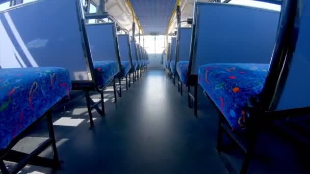 公交车上一排排的空座位 — 图库视频影像