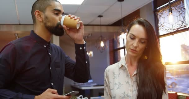 Leidinggevenden Bespreken Een Digitaal Tablet Kantoor — Stockvideo