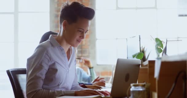 Leende Verkställande Använder Laptop Skrivbord Kontor — Stockvideo